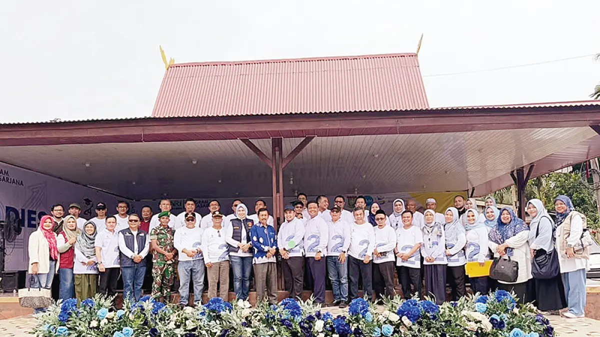 FOTO BERSAMA: Wakil Rektor 1 Universitas Riau Dr Mexsasai Indra SH MH, didampingi seluruh jajaran civitas akademika Universitas Riau foto bersama Asisten I Setda Kampar Tengku Said Hidayat S STP MSi saat perayaan Dies Natalis ke-24 Pascasarjana Universitas Riau di Kabupaten Kampar, Ahad (2/8/2026).(pascasarjana unri untuk riau pos)

