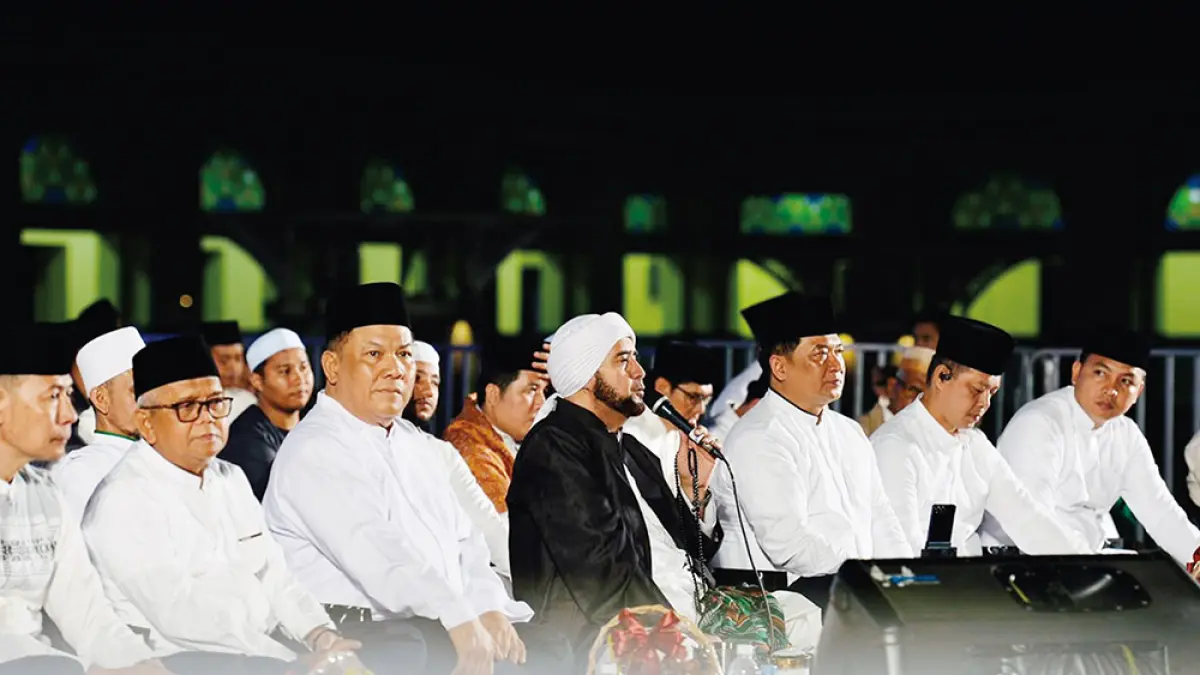 Habib Syech bin Abdul Qodir Assegaf bersama Pelaksana Tugas Gubernur Riau SF Hariyanto saat mengikuti kegiatan berselawat di Masjid Raya An-Nur Provinsi Riau, Pekanbaru, Senin (3/8/2026). (DISKOMINFOTIK RIAU UNTUK RIAU POS)
