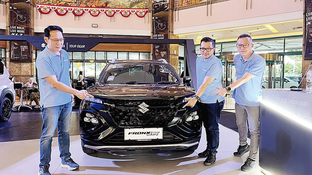 Jajaran PT Buana Indomobil Trada (BIT) Riau berfoto bersama saat peluncuran Suzuki Fronx SGX Hybrid Kuro di Mal SKA, Pekanbaru, Sabtu (1/8/2026).(SITI AZURA/RIAU POS)