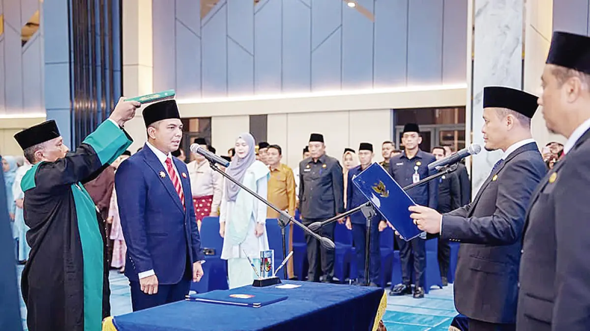 LANTIK: Wali Kota Pekanbaru Agung Nugroho didampingi Wawako Markarius Anwar melantik Zulhelmi Arifin sebagai Sekko Pekanbaru dan enam pejabat lainnya, Senin (3/8/2026).(pemko pekanbaru untuk riau pos)