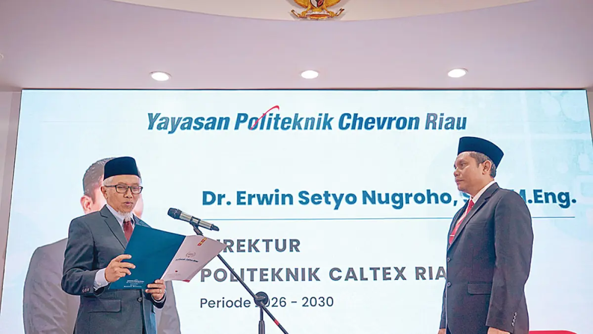 MELANTIK: Ketua Umum Pengurus Yayasan PCR Ir Akson Brahmantyo (kiri) melantik Direktur PCR Dr Erwin Setyo Nugroho ST MEng di Auditorium PCR, Senin (3/8/2026). (PCR UNTUK RIAU POS)
