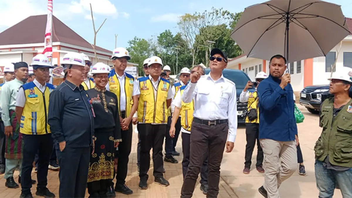 Menteri PU RI, Dody Hanggodo didampingi Dirjen SDA Mayjen TNI Purn Arnold Aristotle Paplapa dan Plt Bupati Kuansing H Muklisin meninjau Sekolah Rakyat, Selasa (4/8/2026). Foto Desriandi Candra
