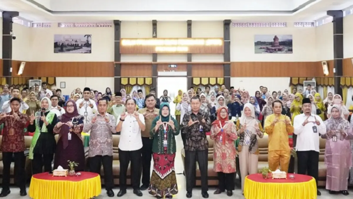 Para peserta Sosialisasi UKBI Adaptif foto bersama dengan para undangan dan panitia setelah acara pembukaan di Pekanbaru, Senin (3/8/2026). (BALAI BAHASA RIAU UNTUK RIAU POS)