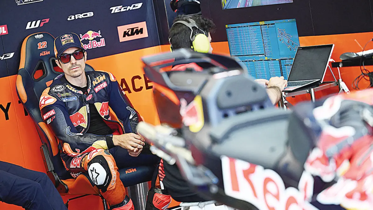 Pembalap MotoGP asal Spanyol dari tim Red Bull KTM Tech3 Maverick Vinales  duduk di dekat sepeda motornya saat sesi latihan menjelang Grand Prix MotoGP Italia di Sirkuit Mugello, beberapa waktu lalu. (Andreas SOLARO/AFP)