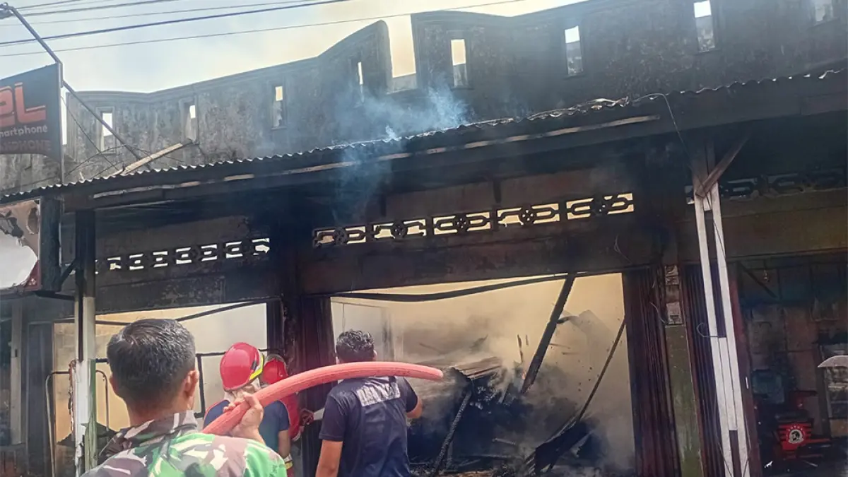 PENDINGINAN: Tim gabungan bersama masyarakat berupaya melakukan pendinginan terhadap tiga ruko yang hangus terbakar di Kelurahan Sungai Jering, Kecamatan Kuantan Tengah, Senin (3/8/2026). (DESRIANDI CANDRA/RIAU POS)