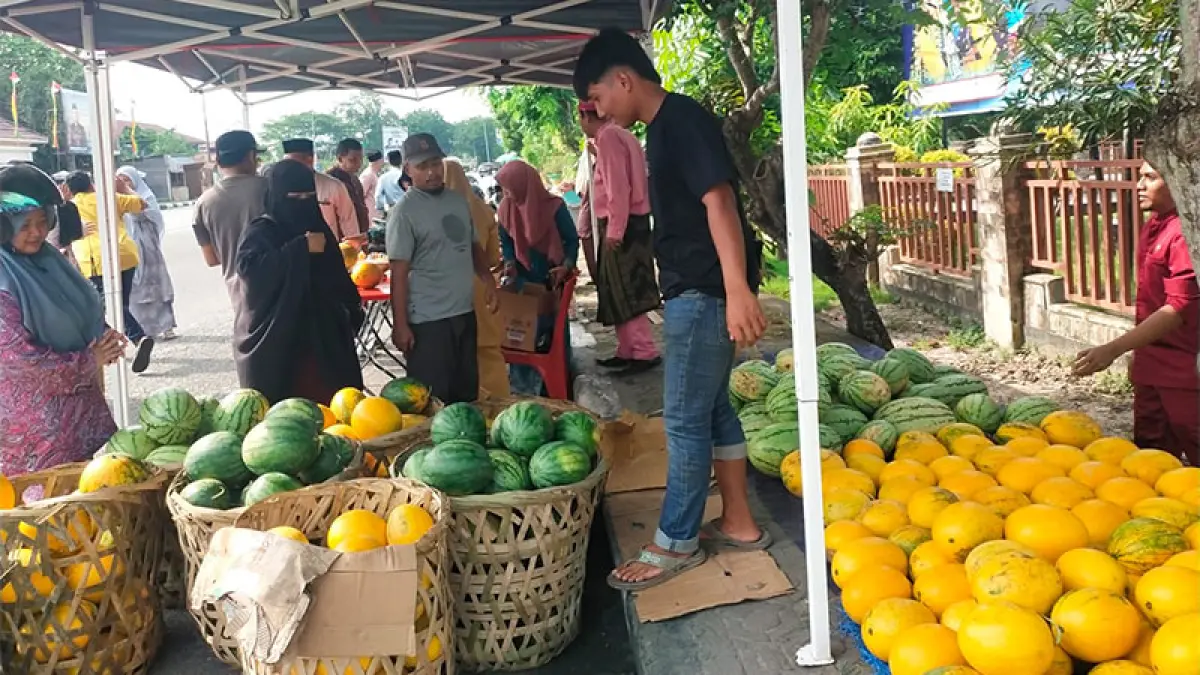 Petani semangka asal Desa Pambang Baru, Kecamatan Bengkalis membuka bazar buah di depan Kantor Dinas Ketahanan Pangan Bengkalis, Senin (3/8/2026). (Foto Abu Kasim/Riaupos.co)