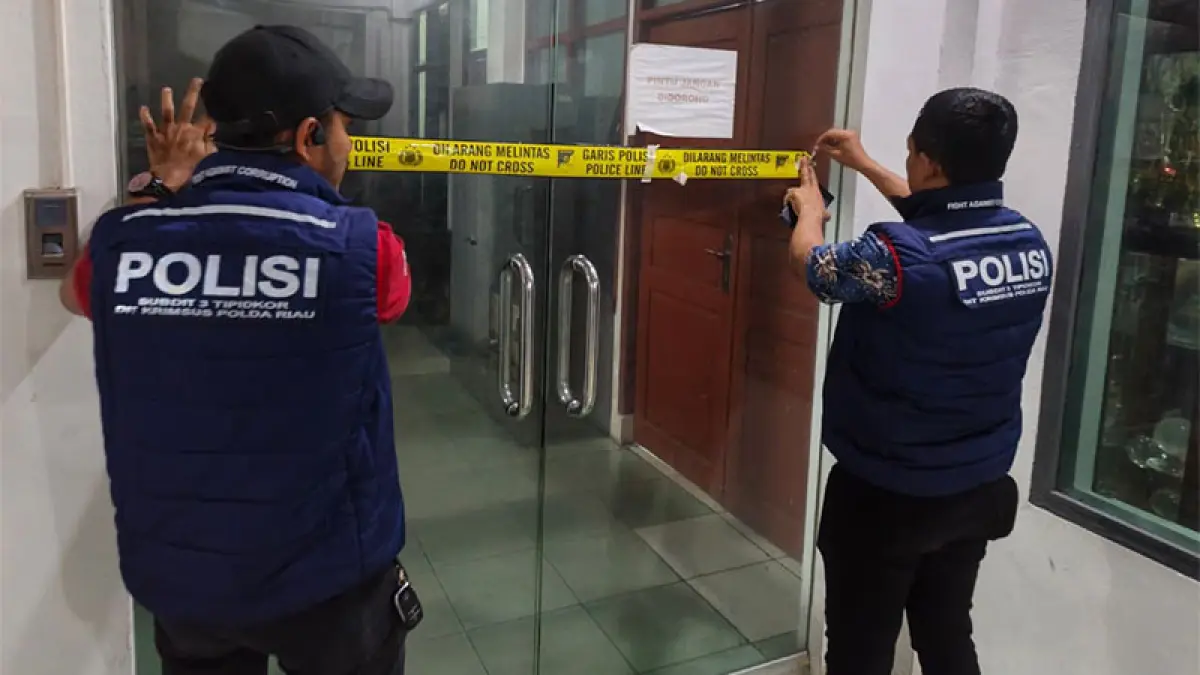 Petugas dari Subdit III Ditreskrimsus Polda Riau saat menyegel salah satu ruangan di Kantor Dinas PUTR Rokan Hilir, beberapa waktu lalu. (Dok Riaupos.co)
