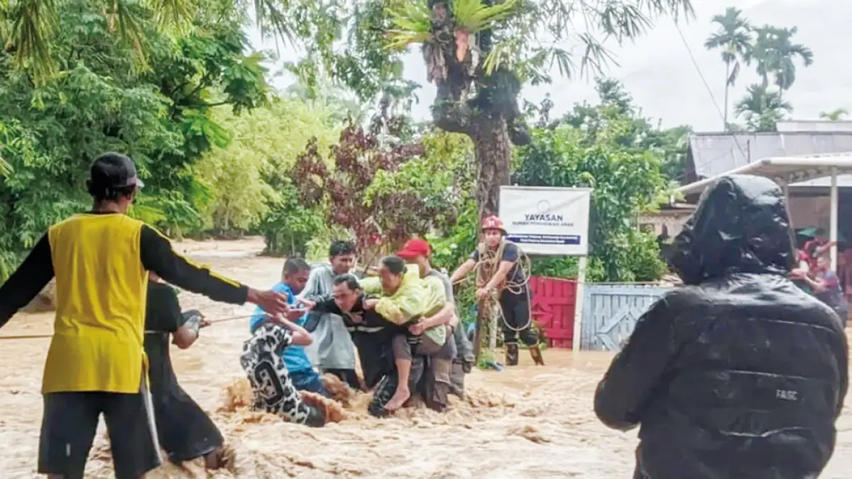 Petugas gabungan pemerintah kecamatan dan Badan Penanggulangan Bencana Daerah Padang mengevakuasi warga terdampak banjir di Padang, Sumatera Barat, Senin (3/8/2026). (DISKOMINFO SUMBAR)