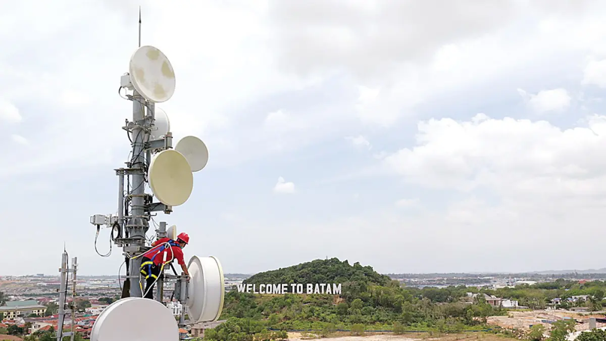 Petugas Telkomsel memeriksa keandalan jaringan melalui BTS di daerah Batam, baru-baru ini. (TELKOMSEL UNTUK RIAU POS)