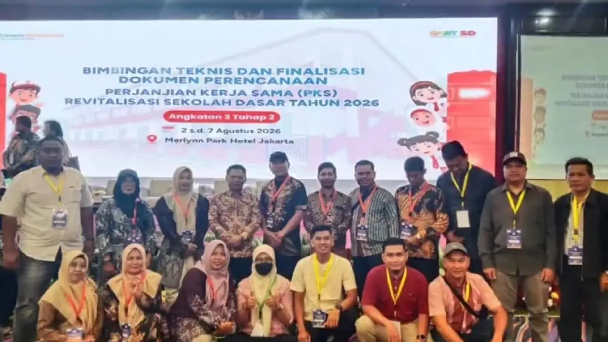 Plh Kadisdikbud Inhu, Joni Maryanto bersama Kepala SD foto bersama dengan pihak Kemendikdasmen, Selasa (4/8/2026). (Disdikbud Inhu)