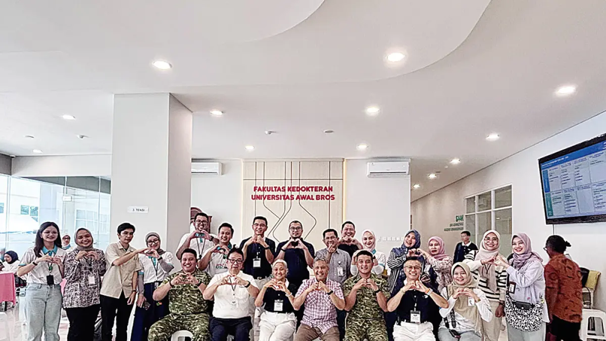 Ratusan warga mengikuti bakti sosial (baksos) RS Awal Bros Group bersama Yayasan Budha Tzu Chi dan Kodam XIX Tuanku Tambusai di RS Awal Bros Hangtuah, Sabtu (1/8/2026). (RS AWAL BROS UNTUK RIAU POS)

