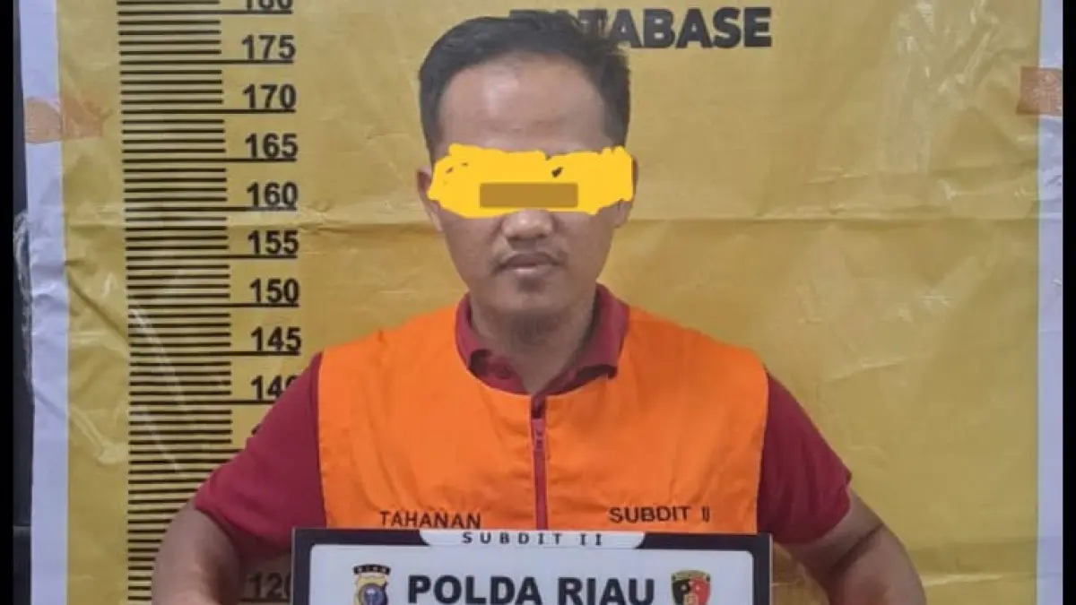 Salah satu pelaku yang ditangkap tim Subdit II Ditreskrimsus Polda Riau. (Istimewa)