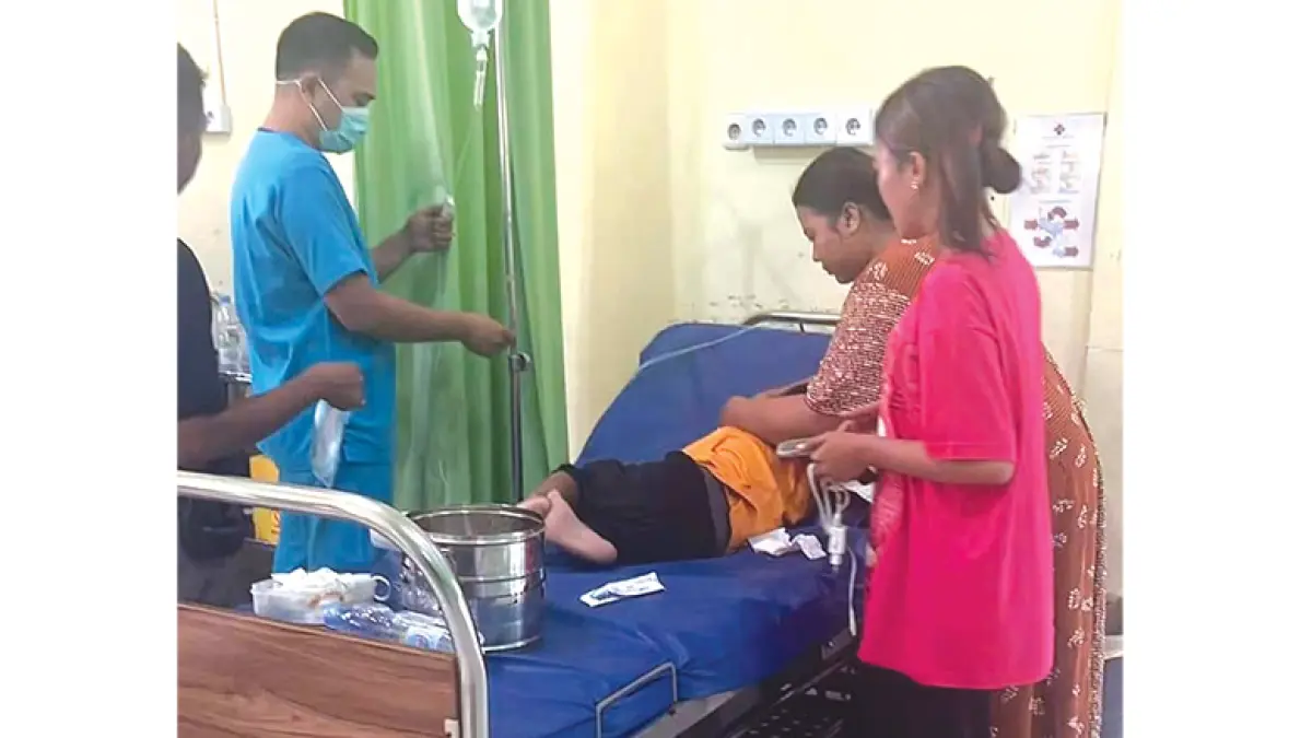 Seorang korban serangan monyet liar yang mengalami luka gigitan di leher belakang, menjalani perawatan di RSUD Puri Husada Tembilahan, Indragiri Hilir, Senin (3/8/2026).  (WARGA UNTUK RIAU POS)