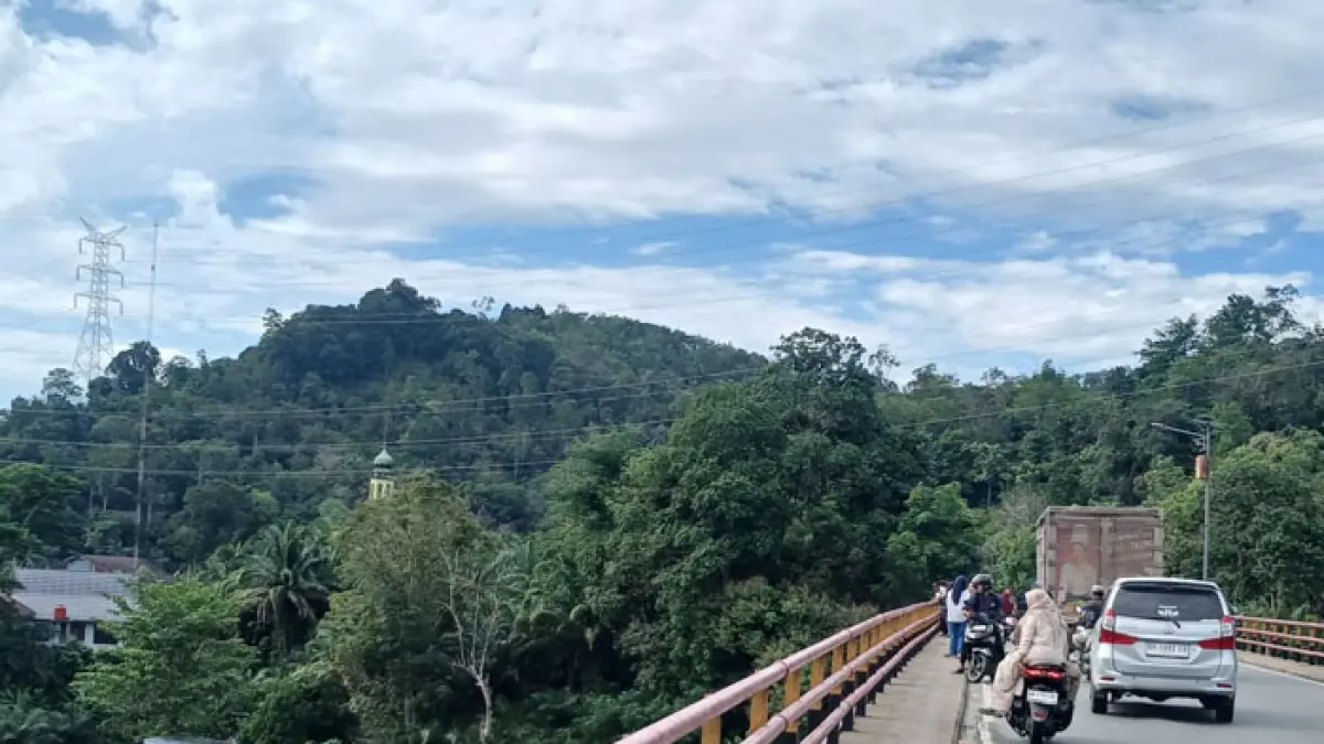 Seorang pria tanpa identitas diduga mengakhiri hidupnya dengan melompat dari atas Jembatan Rantau Berangin, Kecamatan Kuok, Kabupaten Kampar, Selasa (4/8/2026) pagi. (Warga untuk Riaupos.co)