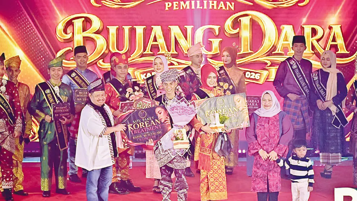 SERAHKAN HADIAH: Mantan Bupati Bengkalis H Amril Mukminin disaksikan Bupati Bengkalis Kasmarni menyerahkan hadiah di grand final Festival Bujang dan Dara Kabupaten Bengkalis yang digelar di Gedung Cik Puan, Jumat (31/7/2026). (ABU KASIM/RIAU POS)