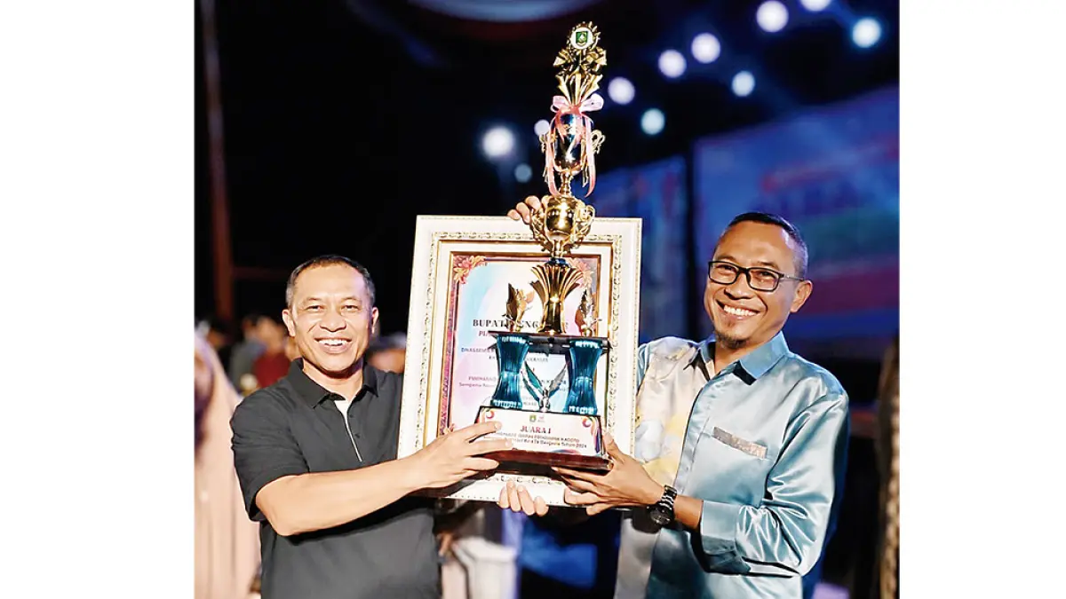 SERAHKAN TROFI: Wabup Bengkalis Dr H Bagus Santoso menyerahkan trofi penghargaan kepada pemenang juara I lomba kebersihan kantor yang diterima oleh Kepala Diskop UKM Basuki Rahmad di lapangan Tugu Bengkalis, beberapa hari lalu. (ABU KASIM/RIAU POS)