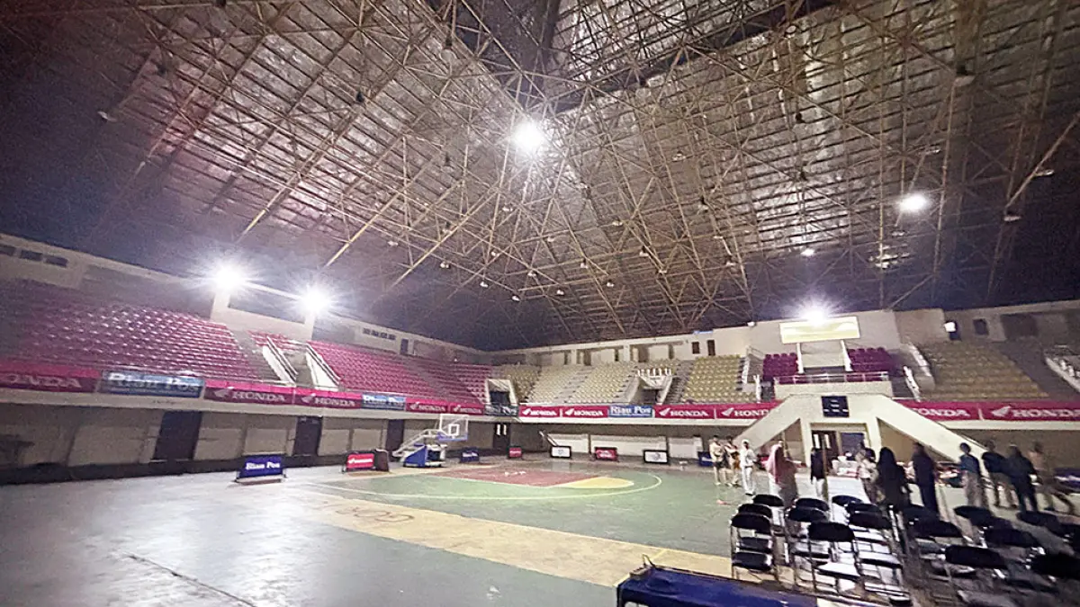 Tim panitia melakukan persiapan venue pertandingan Riau Pos-Honda Student Basketball League (HSBL) Perawang Series 2026 di GOR Tualang, Jalan Raya KM 9, Perawang, Senin (3/8/2026).  (Tim Riau Pos-HSBL 2026)