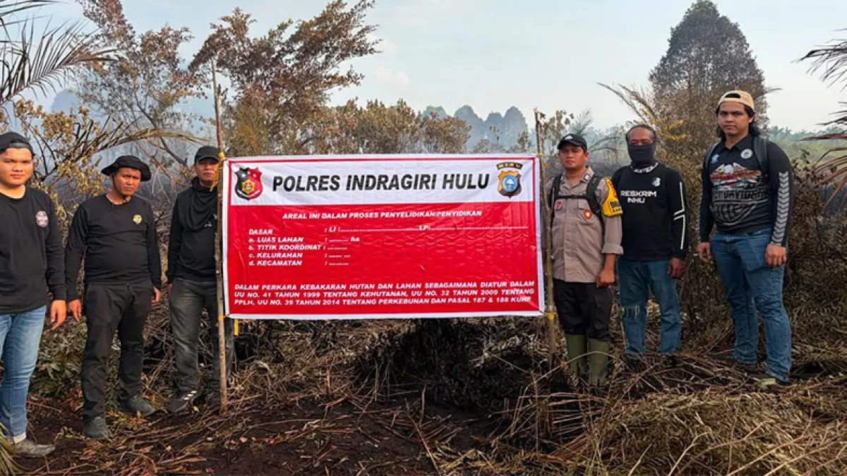 Tim Polres Inhu memasang spanduk di atas lahan seluas 5 hektare untuk pendidikan, Selasa (4/8/2026). Foto Humas Polres Inhu