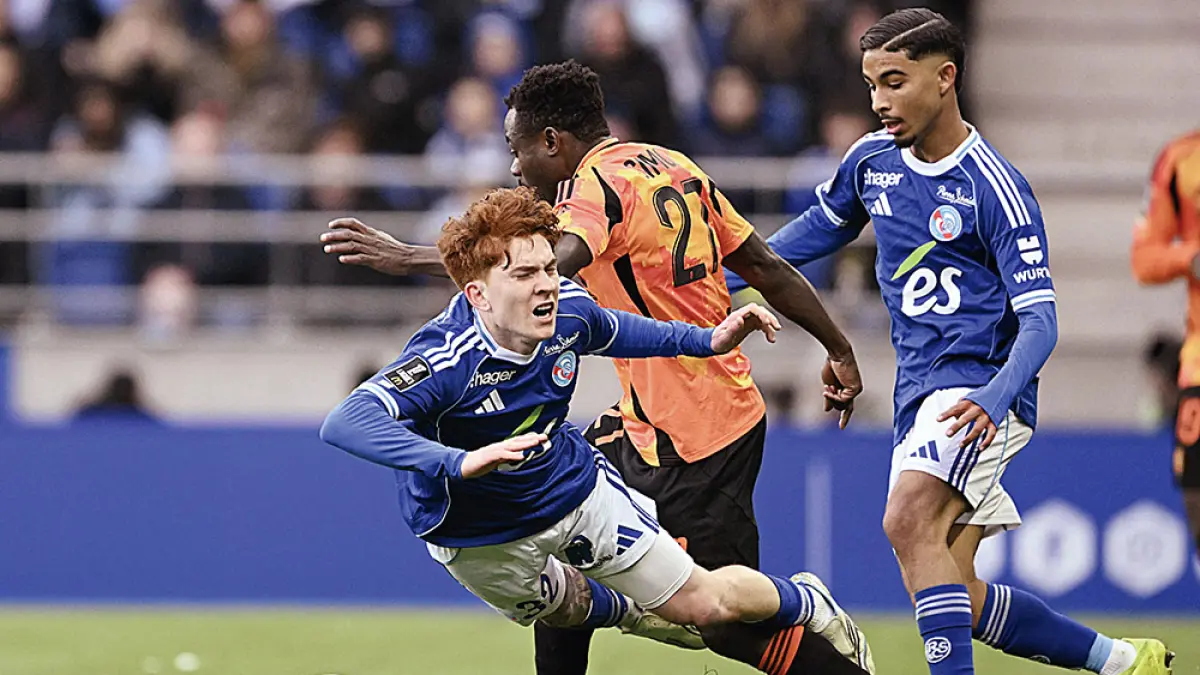 Valentin Barco (kiri) berebut bola dengan penyerang Paris FC asal Nigeria Moses Simon (tengah) dalam pertandingan Ligue 1 Prancis, beberapa waktu lalu. (SEBASTIEN BOZON/AFP)