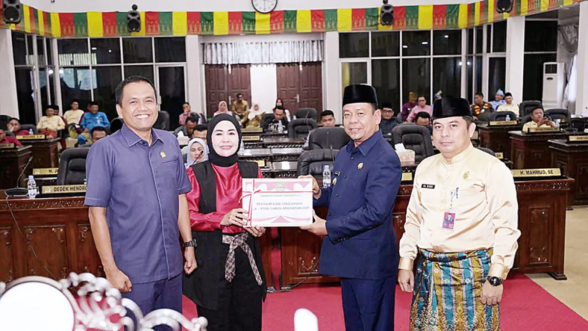 Wabup Rohul H Syafaruddin Poti menyerahkan rancangan KUA dan PPAS Tahun Anggaran 2027 kepada Ketua DPRD Rohul Hj Sumiartini dalam rapat paripurna yang digelar di Gedung DPRD Rohul, Senin (3/8/2026).  (Engki Prima Putra/ Riau Pos )