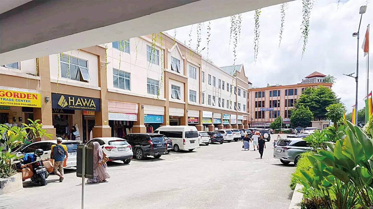 SUKARAMAI TRADE CENTER: Deretan toko di kawasan Sukaramai Trade Center (STC) Pekanbaru di Jalan Jenderal Sudirman, belum lama ini. Pemko Pekanbaru akan memberikan keringanan kepada eks pemegang Hak Guna Bangunan (HGB) toko di STC pascaberakhirnya  masa kerja sama dengan pihak ketiga. (evan gunanzar/riau pos)