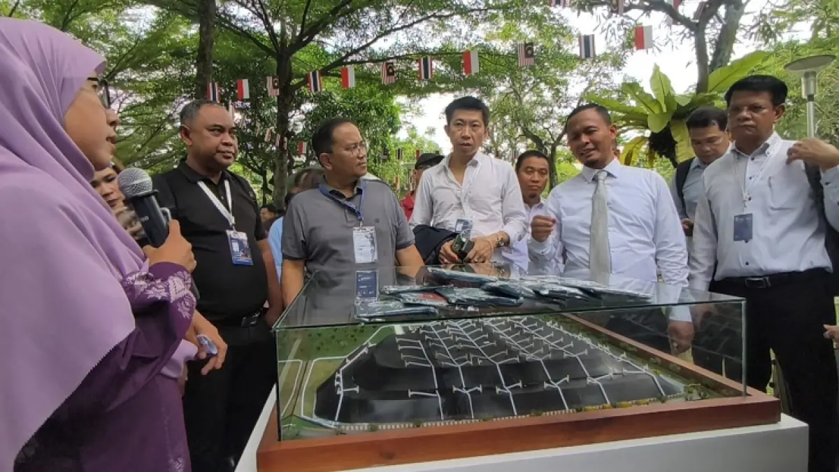 Wako Pekanbaru Agung Nugroho didampingi Wawako Pekanbaru Markarius Anwar membawa delegasi IMT-GT GCMC ke RTH Putri Kaca Mayang menunjukkan maket pengelolaan sampah di Tempat Pemrosesan Akhir (TPA) yang dikelola bersama PT Indonesia Clean Energy (ICE), Rabu (5/8/2026). (M ALI NURMAN/RIAUPOS.CO)