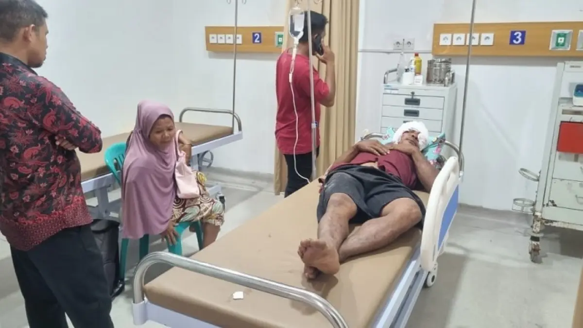 Antono, petani lkaret di Kecamatan Langgam menjalani perawatan intensif di RSUD Selasih setelah diserang beruang madu saat sedang menyadap karet di kebunnya, Rabu (5/8/2026) pagi.(M Amin Amran/Riaupos.co)