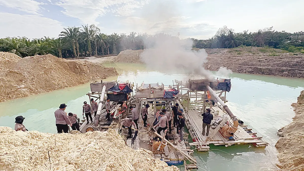 BAKAR PETI: Tim gabungan Polda Riau, Polres Kuansing, dan Polsek Singingi, membakar rakit PETI dalam operasi penertiban di Kelurahan Muara Lembu, Kecamatan Singingi, Kabupaten Kuantan Singingi, Selasa (4/8/2026).(Polsek Singingi untuk Riau Pos)

