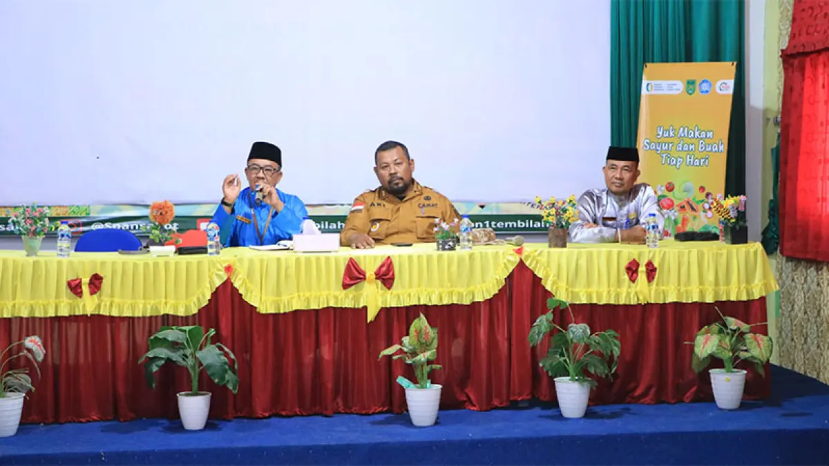 Camat Tembilahan Ari Syuria bersama pihak Disdik Inhil memimpin rapat koordinasi penanganan dampak teror monyet liar di aula SMP Negeri 1 Tembilahan, Rabu (5/8/2026). (Istimewa)
