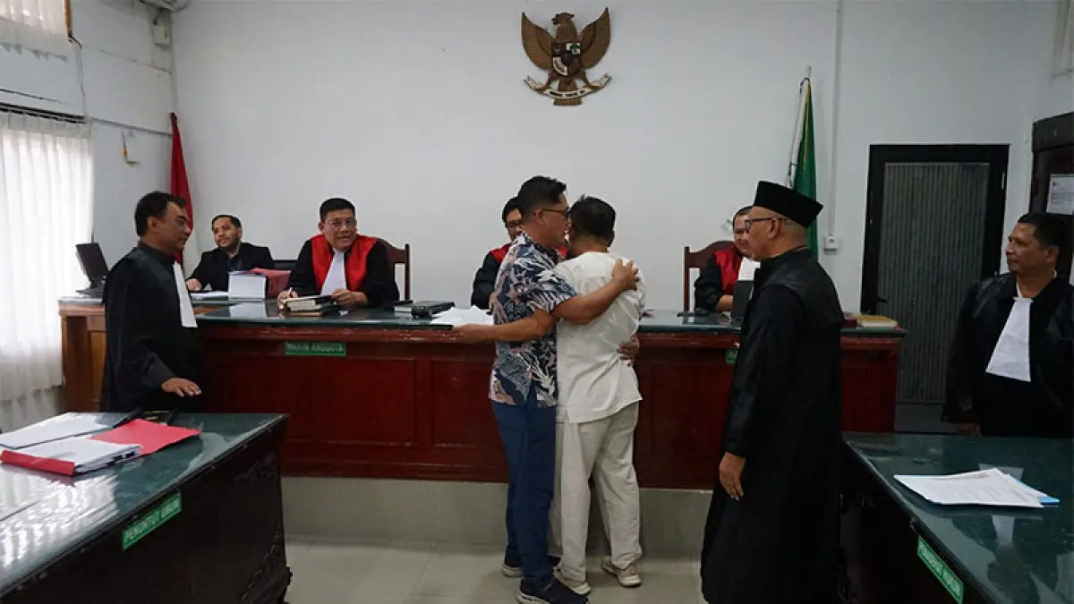 Disaksikan Majelis Hakim, Kuasa Hukum dan JPU, Direktur Utama Riau Pos Ahmad Dardiri menyatakan berdamai dengan Sutrianto (baju putih), di PN Pekanbaru, Rabu (5/8/2026). Evan Gunanzar