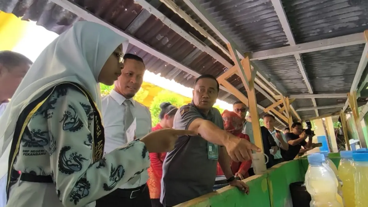 Felisha, siswi SMP Negeri 4 Pekanbaru menjelaskan pada Wako Pekanbaru Agung Nugroho dan delegasi IMT-GT GCMC tentang pembuatan kompos di SMP Negeri 4 Pekanbaru, Rabu (5/8/2026). (M ALI NURMAN/RIAUPOS.CO)