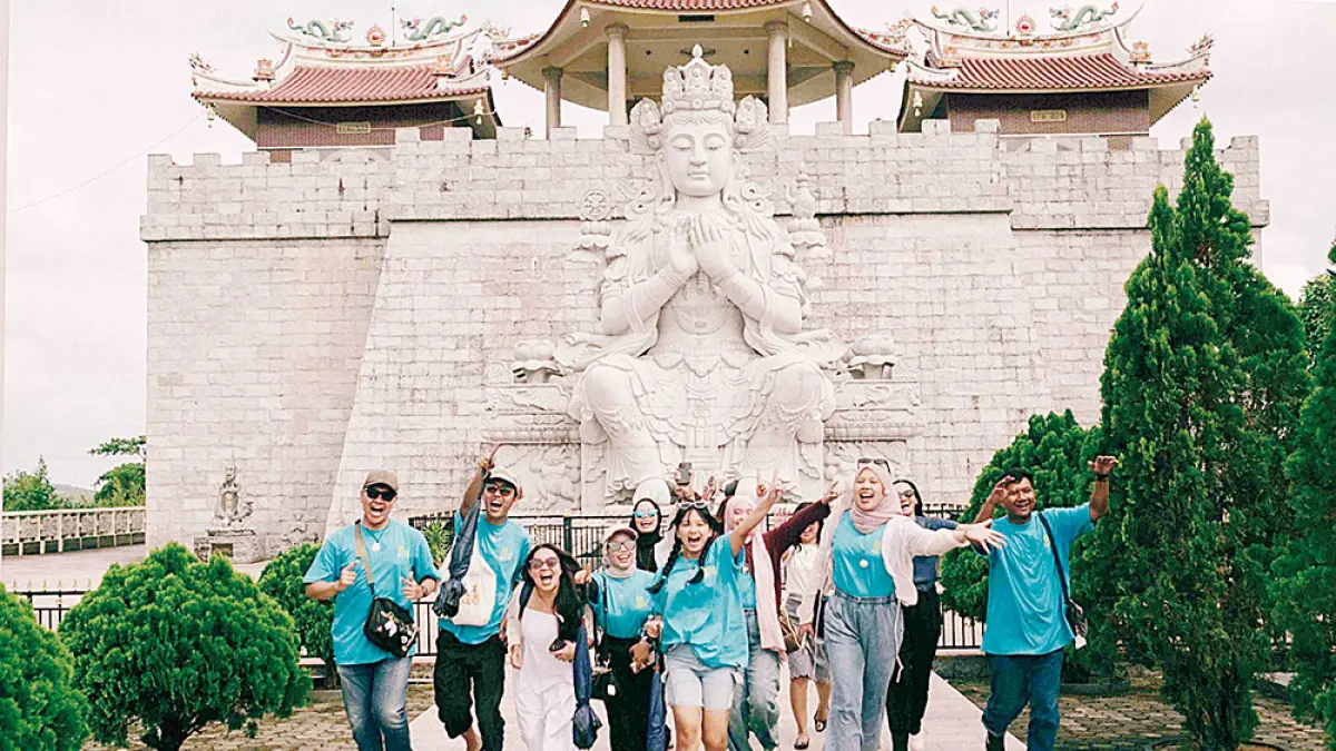 Kekompok komunitas traveler dan content creator melaksanakan liburan melalui Kuotamasya 2026, anak by.U di Vihara Ksitigarbha Bodhisattva yang terletak di Tanjungpinang, Kepulauan Riau, baru-baru ini. (TELKOMSEL UNTUK RIAU POS)
