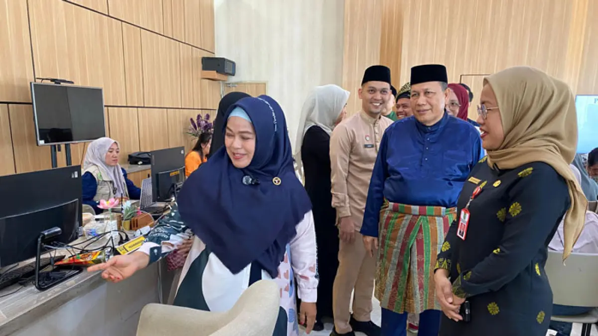 Kepala DPMPTSP Riau Vera Angelika saat meninjau pendampingan legalitas pelaku UMKM di Riau, Rabu (5/8/2026). (Soleh Saputra/Riaupos.co)