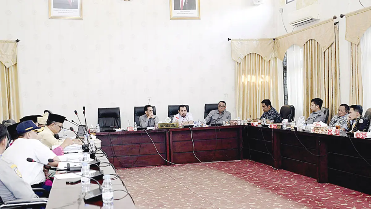 Ketua Komisi 4 DPRD Rohul Karneng Dimara Lubis bersama anggota sedang membahas Rancangan KUA PPAS 2027 bersama Dinas Perhubungan  di ruang komisi DPRD Rohul, Selasa (4/8/2026). (Humas DPRD Rohul untuk Riau Pos)