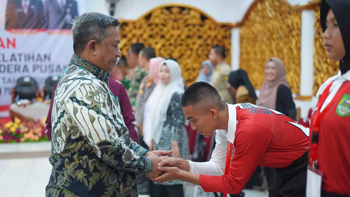 MENYALAMI PESERTA: Bupati Rohul Anton ST MM menyalami peserta usai membuka diklat Paskibra Kabupaten Rohul di Pendopo Rumdis Bupati, Senin (3/8/2026).  (Prokopim Setda Rohul untuk Riau Pos)
