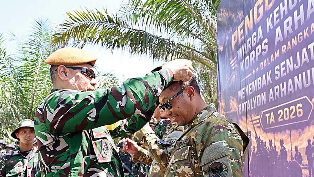 SEMATKAN BARET: Wakil Bupati Bengkalis Dr H Bagus Santoso menerima penyematan brevet sebagai warga kehormatan Korps Arhanud pada karya bhakti Batalyon Arhanud 13/PBY tahun 2026 di Desa Sepahat, Kecamatan Bandar Laksamana, Selasa (4/8/2026). (DISKOMINFO BENGKALIS UNTUK RIAU POS)
