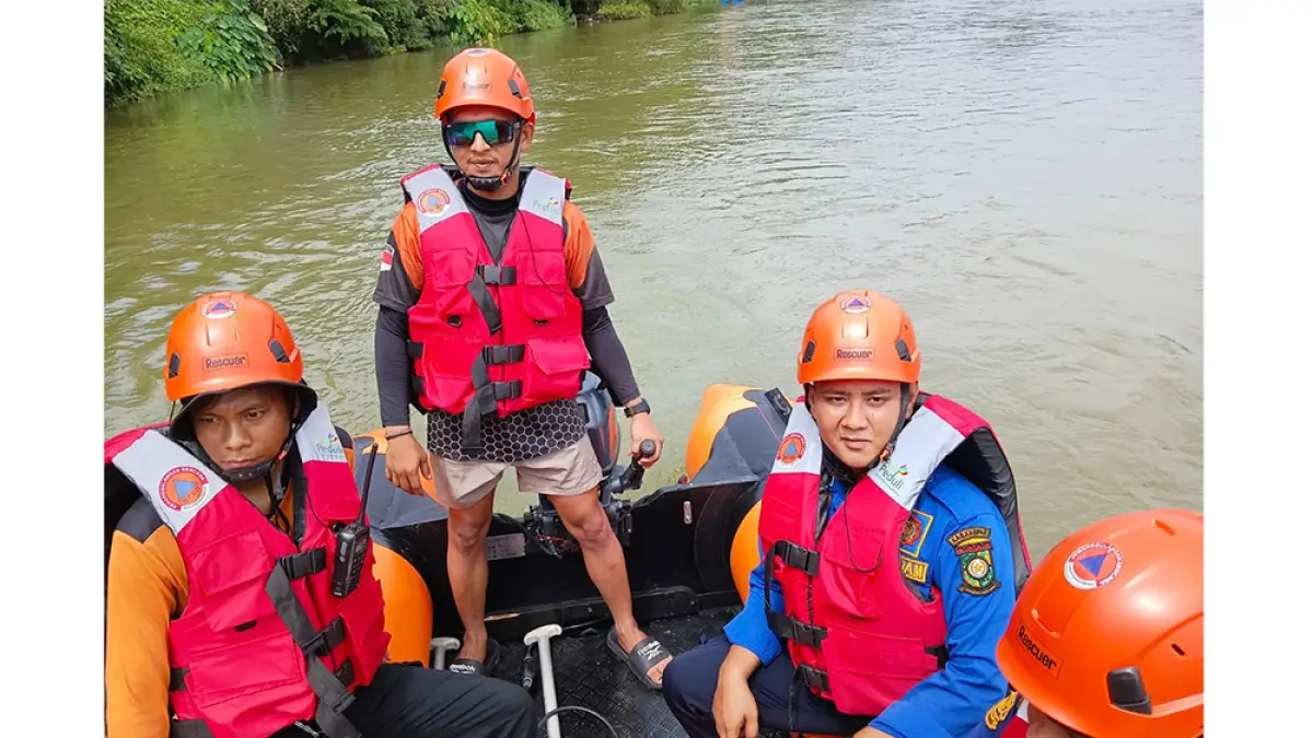 OPERASI PENCARIAN: Tim Satuan Tugas (Satgas) Tim Reaksi Cepat (TRC) BPBD Kampar melakukan operasi pencarian warga asal Siak yang melompat dari Jembatan Rantau Berangin dan tenggelam di Sungai Kampar, Selasa (4/8/2026). (bpbd untuk Riau pos)
