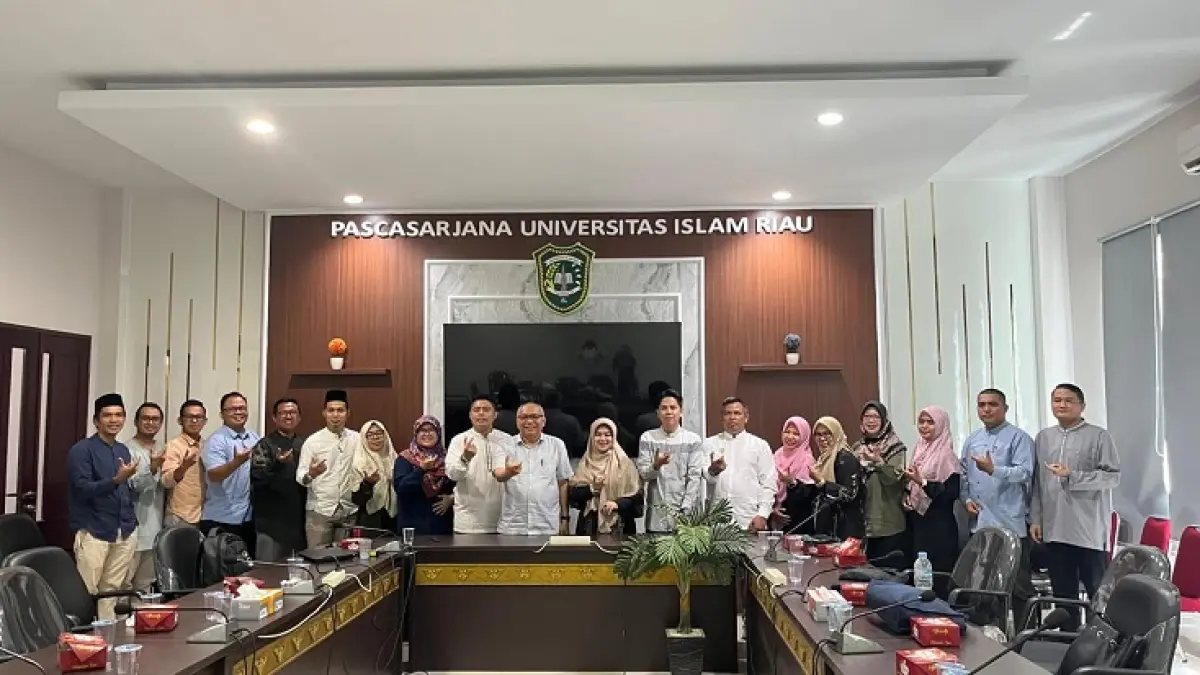 Para pimpinan FKIP UIR foto bersama para pimpinan Pascasarjana UIR, belum lama ini. ((FKIP UIR Untuk Riau Pos)