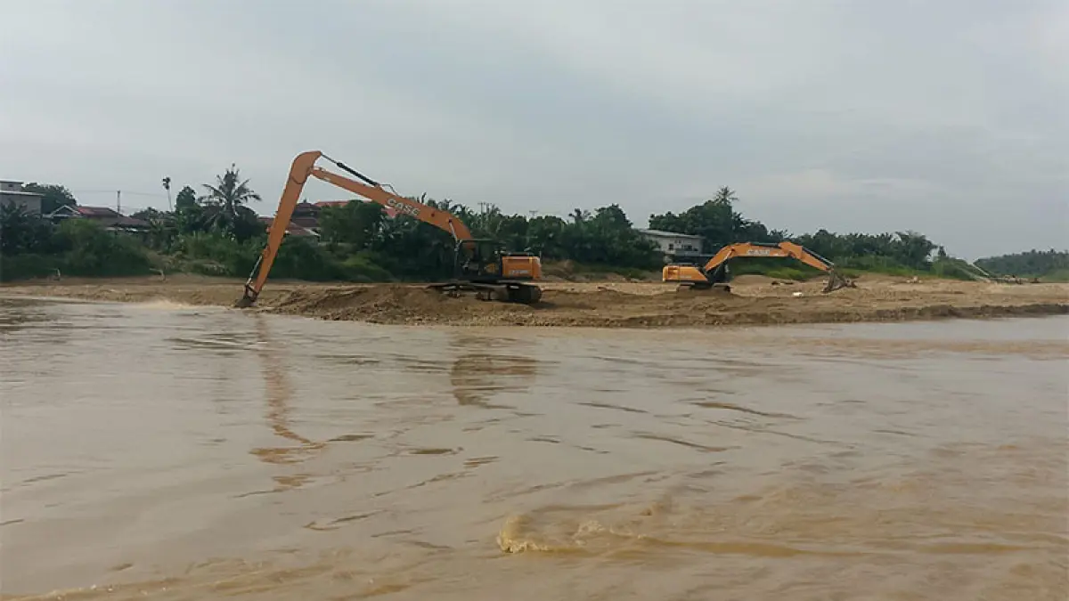 Pengerukan Tepian Narosa Teluk Kuantan, Rabu (5/8/2026). Foto Desriandi Candra