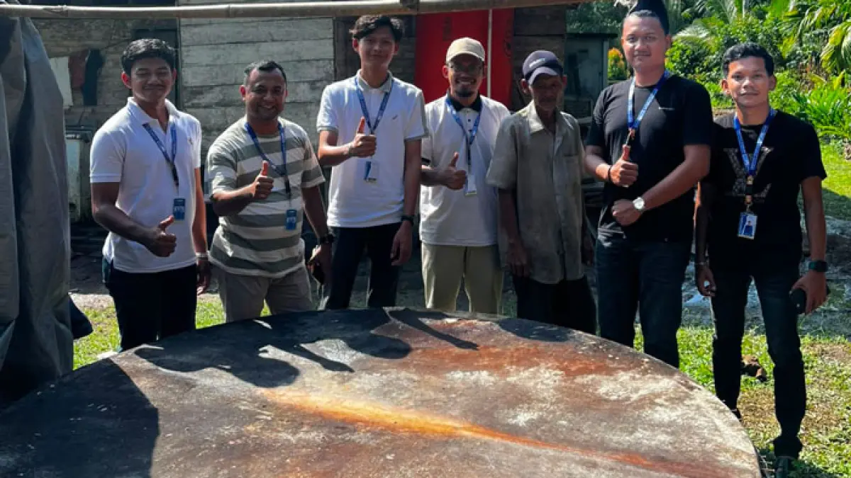 Perajin Kompang Salim menunjukkan kompang berukuran raksasa dengan diameter dua meter kepada mahasiswa KKM ISNJ Bengkalis, Selasa (4/8/2026). (Istimewa)
