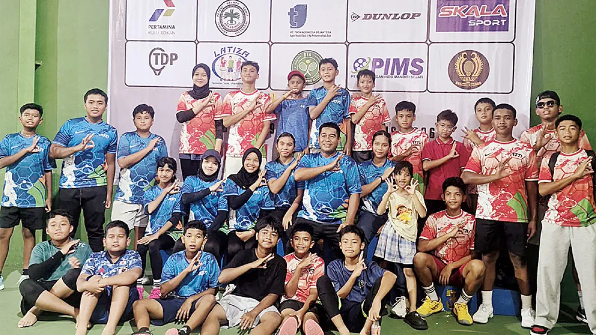Petenis belia PTPN IV Regional III foto bersama usai meraih juara umum dalam rangka HUT ke-81 RI, beberapa waktu lalu.( Humas PTPN IV Regional III untuk riau pos)