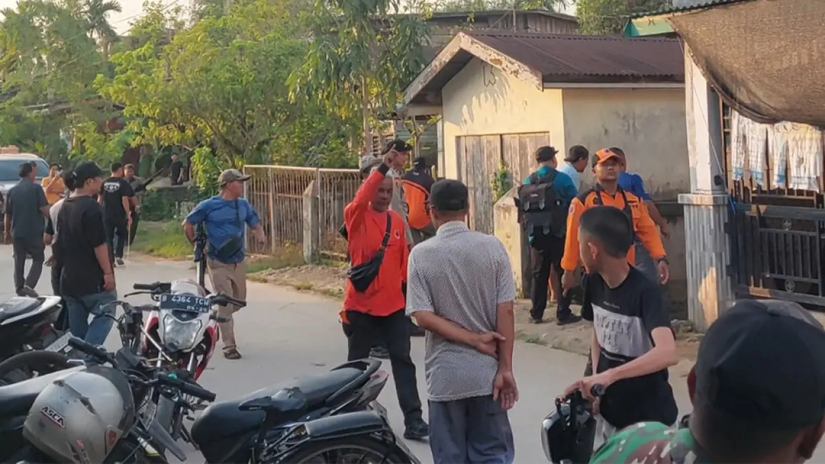 Petugas gabungan dan masyarakat melakukan penyisiran dalam upaya menangkap monyet liar yang menyerang warga di Jalan Keritang, Tembilahan, Indragiri Hilir, Selasa (4/8/2026). (*2/RIAU POS)