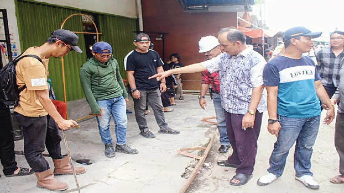 Pj Bupati Inhil H Herman meninjau proses perbaikan Jalan Pasar Yos Sudarso Tembilahan, belum lama ini. (DISKOMINFO INHIL UNTUK RIAUPOS.CO)