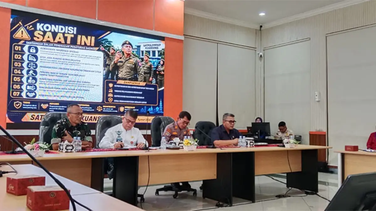 Pj Sekda Kuansing Drs Muradi MSi memimpin rapat pembahasan pemberantasan Pekat dan pembongkaran warung remang-remang di belakang kawasan Komplek Pemkab Kuansing, Rabu (5/8/2026). Foto Desriandi Candra