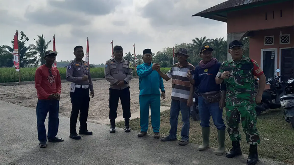 Plt Camat Sentajo Raya Wandy Gunawan bersama pemilik rumah Mansyur, Koramil Kuantan Tengah, personel Polsek Kuantan Tengah, Rabu (5/8/2026) di Desa Pulau Komang Sentajo. (Istimewa)