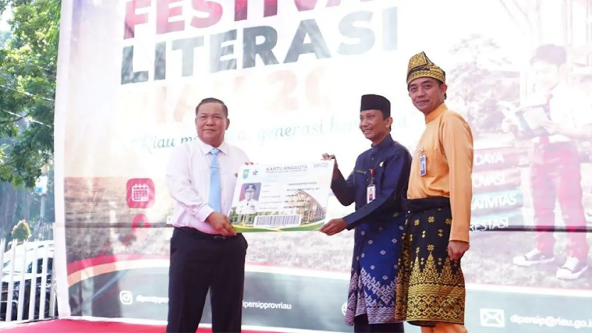 Plt Gubri menerima kartu anggota Perpustakaan Soeman HS dari Kepala Dinas Perpustakaan dan Kearsipan Riau, Indra, Rabu (5/8/2026). Foto Diskominfo Riau