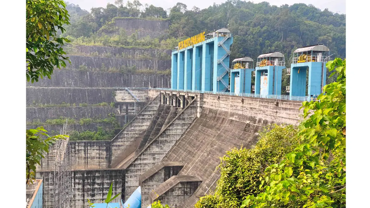 WADUK: Kondisi waduk PLTA Koto Panjang di Kabupaten Kampar, beberapa waktu lalu. Elevasi Waduk PLTA Koto Panjang tercatat stabil pada angka 80,11 meter di atas permukaan laut (mdpl) dengan debit air masuk (inflow) dan keluar (outflow) sebesar 133,28 m³/detik. (EVAN GUNANZAR/RIAU POS)