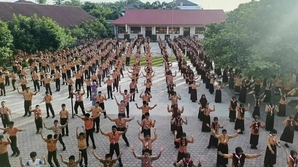 Ratusan siswa SMPN 1 Ujung Batu melaksanakan kegiatan kepramukaan di halaman sekolah, Rabu (5/8/2026). (Disdikpora Rohul Untuk Riaupos.co)