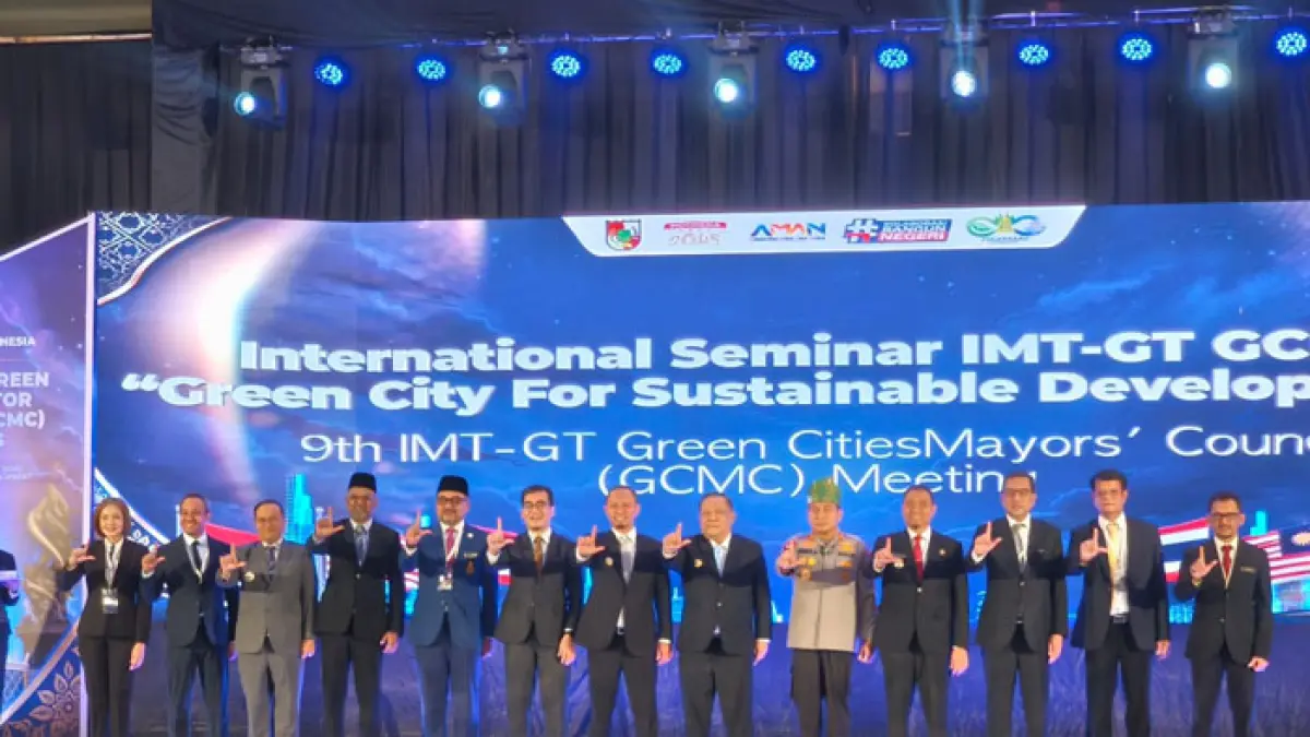 Plt Gubri SF Haryanto, Kapolda Riau Irjen Pol Herry Heryawan, Wako Pekanbaru Agung Nugroho, Wawako Pekanbaru Markarius Anwar dan perwakilan delegasi Thailand serta Malaysia dalam pembukaan GCMC IMT-GT ke-9 di Hotel Pangeran Pekanbaru, Rabu (5/8/2026). (M Ali Nurman/Riaupos.co)