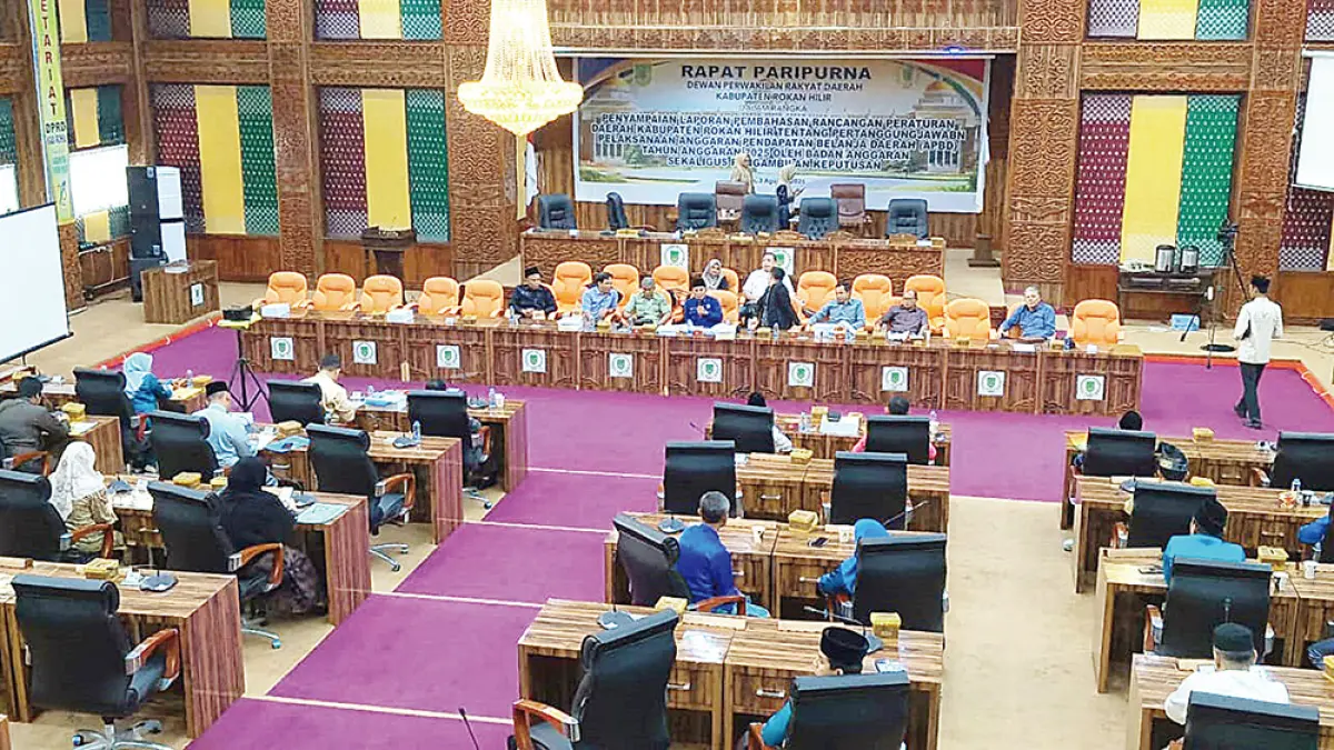 Suasana rapat Badan Anggaran (Banggar) DPRD dengan TAPD Pemkab Rohil, Senin (3/8/2026) malam.  (zulfadli/riau pos)